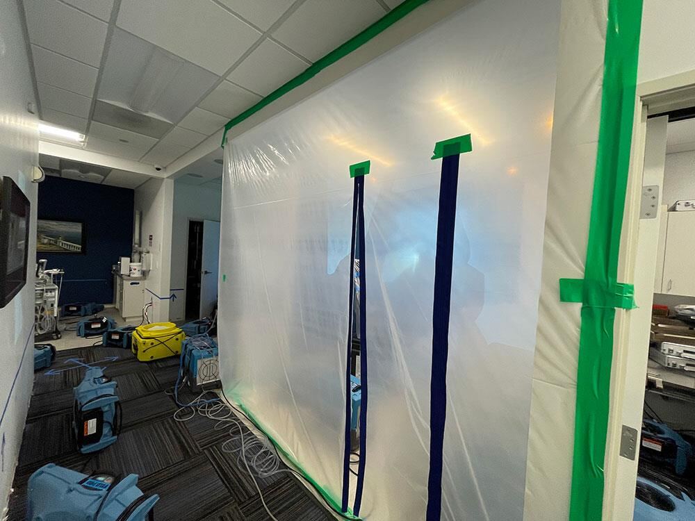 Floor-to-ceiling containment wall in a commercial space